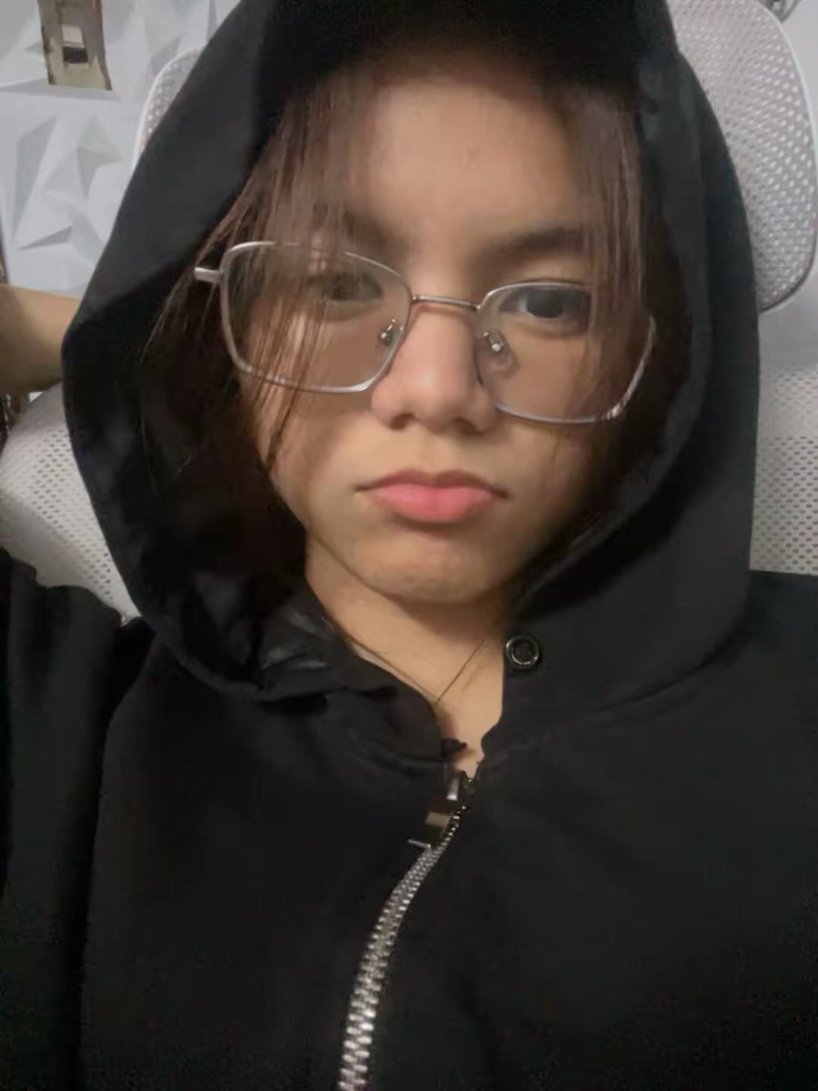 lowkenuinely accurate 

#ENSD #EngeneSelcaDay #HEESEUNG