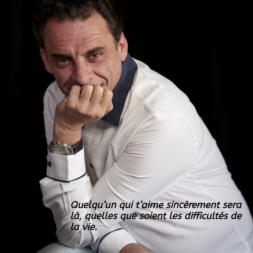 Quelqu’un qui t’aime sincèrement avec amour sera là, quelles que soient les difficultés de la vie.

Pas seulement dans les moments faciles, quand tout va bien et que les sourires sont simples.
Mais surtout dans les instants où tout semble lourd, quand le cœur doute.