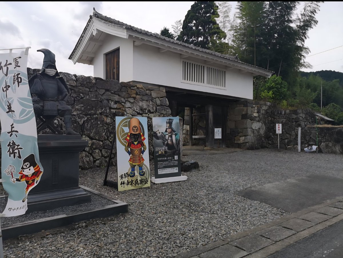 CYamaneko's tweet photo. 豊臣兄弟紀行より、菩提山城と禅幢寺になります。5年前のコロナ化の為、半兵衛像にはマスクが💦
半兵衛が稲葉山城をモデルに菩提山城を改築しているのは、新しい解釈でした！
#豊臣兄弟　#菩提山城　#御城印　#寺　#竹中半兵衛 https://t.co/2fXenzVawU