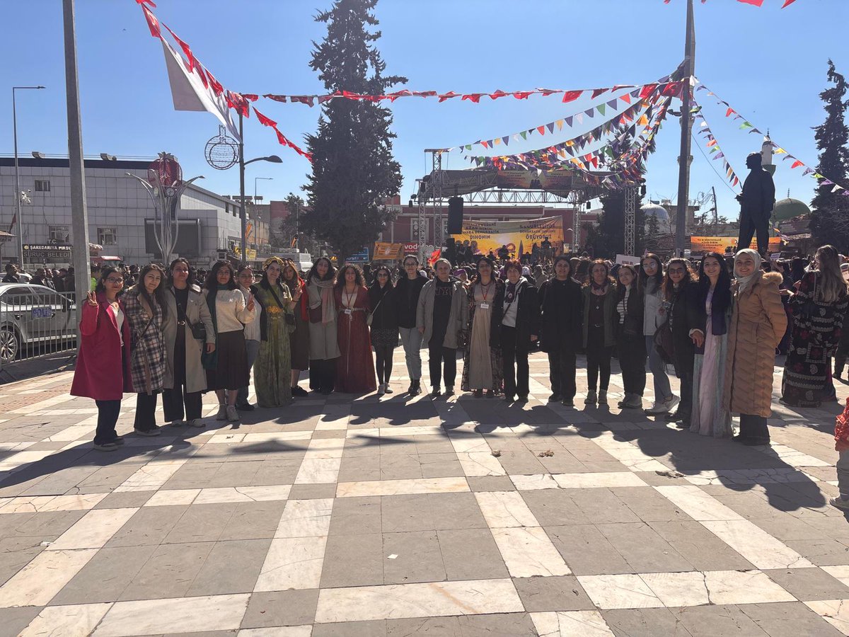 Urfa İl Kadın Platformu bileşenleri olarak, 8 Mart Dünya Emekçi Kadınlar Günü kapsamında "Direnişle Özgürleşiyor 
Demokratik Toplumu Örüyoruz" sloganıyla alanlardaydık.
Bijî 8ê Adarê 
#JinJîyanAzadî ✌️
Yaşasın Kadın Dayanışması