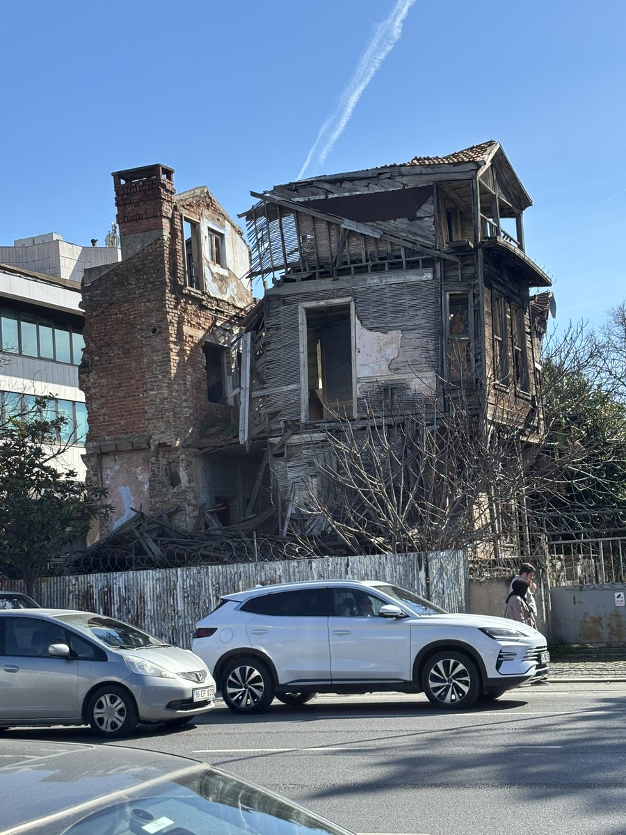 Yıkılmadım ayaktayım binası