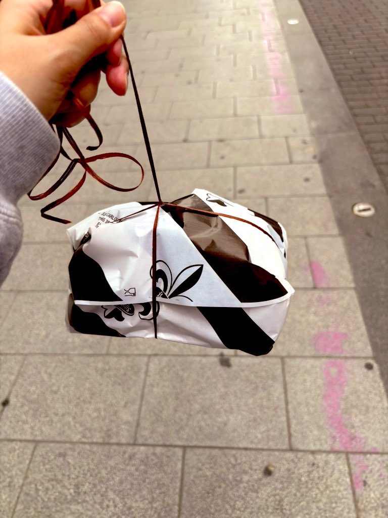 スペインに来ていちばんのカルチャーショックはケーキの包装が寿司なこと😂