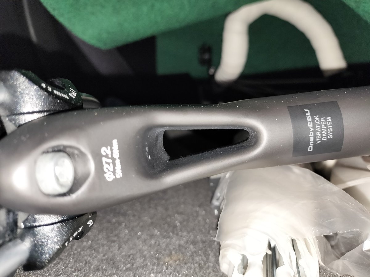 まともな写真なく、まだ自走してないけど部分写真だけ上げます。
前輪をバウンドさせただけで違った。
クロモリフォークはハンドルに振動がビーンと伝わる。
カーボンフォークはハンドルに伝わる振動はパン、で収まる。
2012頃にロードバイクデビューした時のクロモリAnchor、RNC3に、乗り続けます。