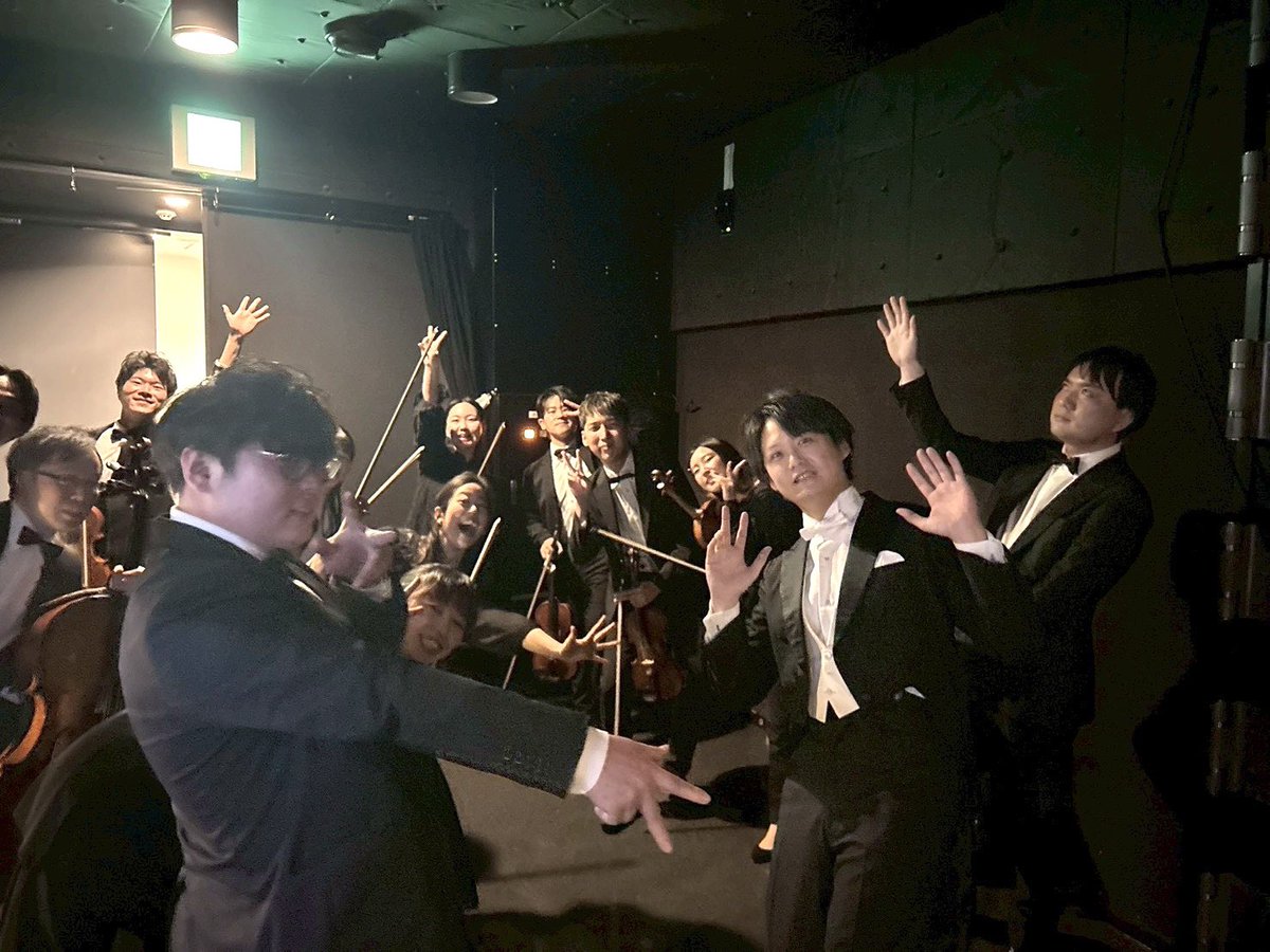 vn_vatsumoge's tweet photo. 舞台裏をちょこっと📸

アイネクを前に打合せ無しに気合い入れしてみて「オー！」が合わなくて爆笑の弦奏者たち🎻
演奏は息合います🔥

大信頼を置いてる大学同期たち
卒業してもこうして一緒に演奏できるの楽しすぎるね

また次のステージで会えるの楽しみだよ！
@NCO_info https://t.co/kB3tvgZdsS