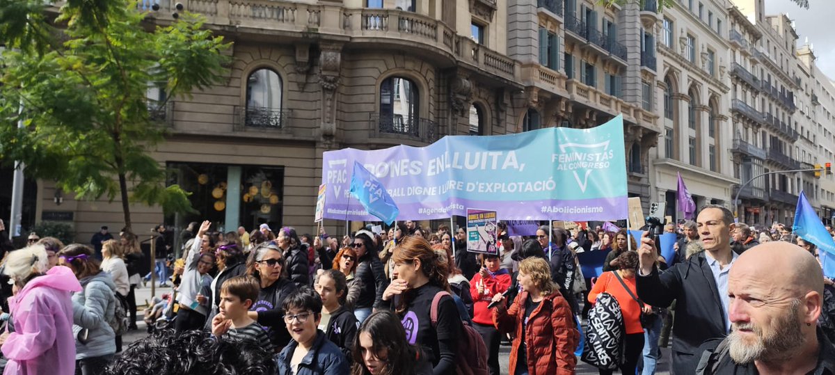 feministas_cong's tweet photo. ♀️El PFAC presente en la lucha por los derechos de mujeres y niñas en el mundo.

Cada día somos más las feministas radicales y abolicionistas.

#8Marzo
#8M
#DiaInternacionalDeLaMujer

BARCELONA https://t.co/sQFSgeyFwF