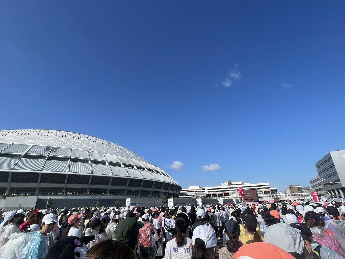 maxi_m0911's tweet photo. 名古屋ウィメンズマラソン完走した！
信じられない強風で心折れるかと思った。
女性だけの大会は華やかでかわいくて、トイレもきれいだし気配り合いだし、驚くほどに快適かつ楽しかった！ https://t.co/AyqFkU95HZ