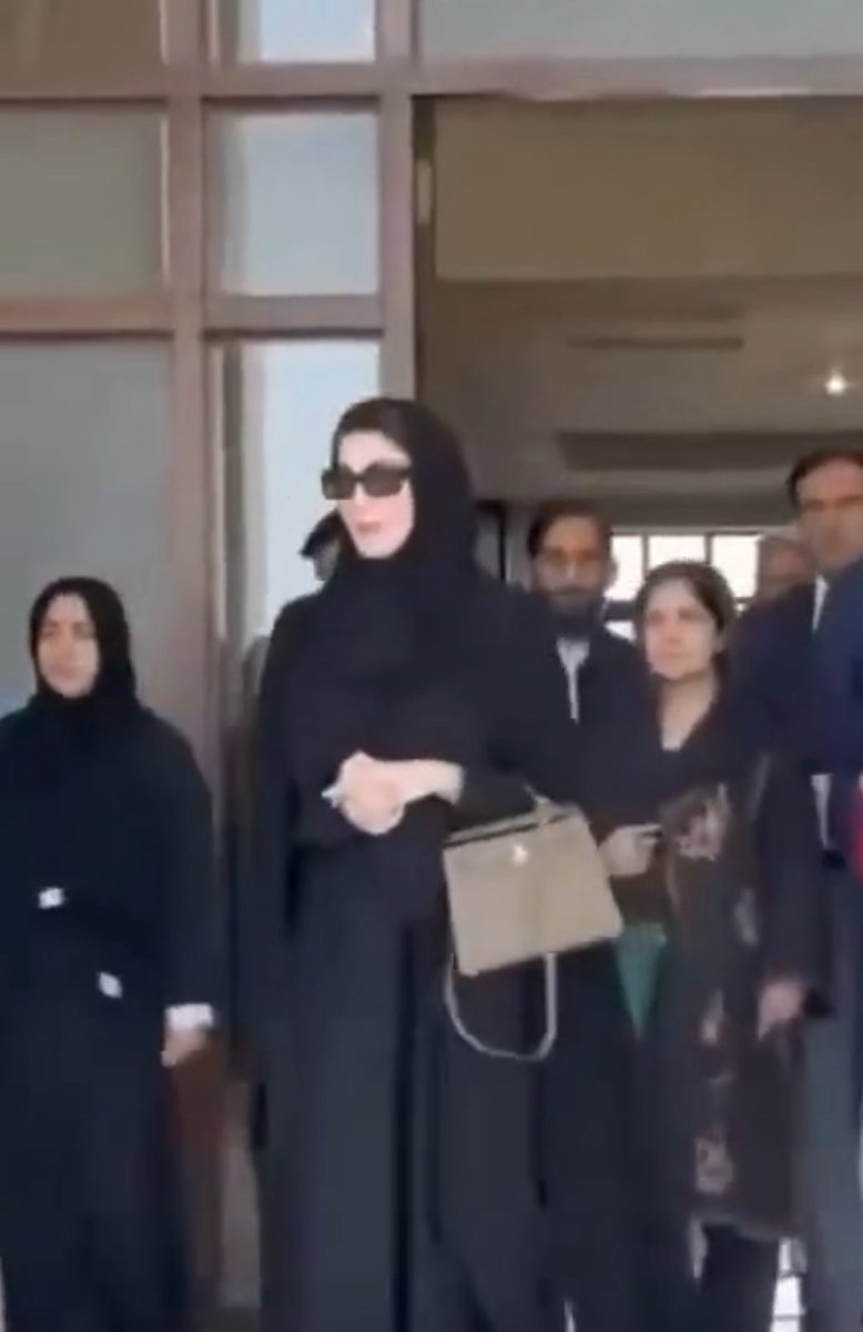 آؤ مدینے چلیں 13 ارب کے جہاز میں چلیں، عوام کے ٹیکس کے پیسوں سے۔
آؤ مدینے چلیں اسی مہینے چلیں