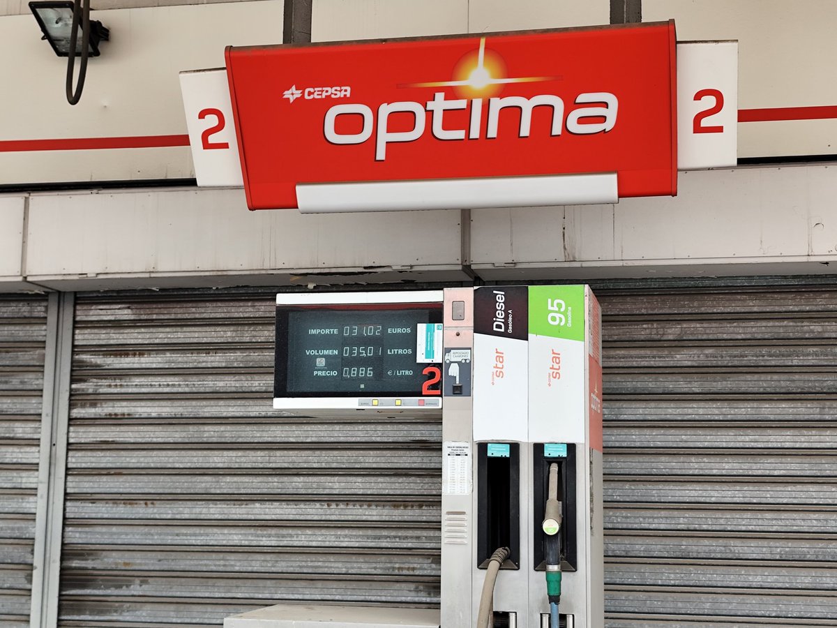 La gasolinera de Granada que se quedó atrapada en el pasado. 

Con precios que te hacen llorar
