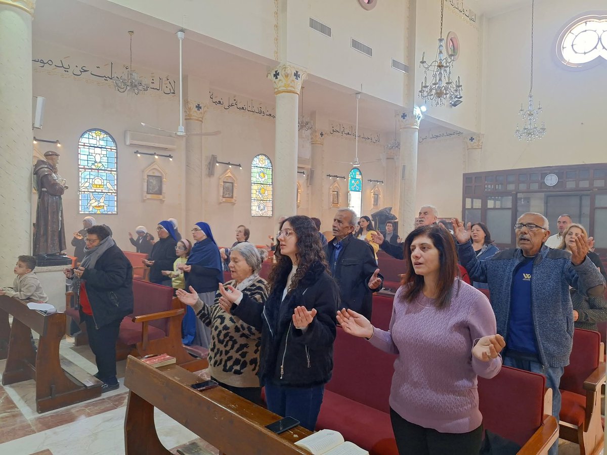 PGabRomanelli's tweet photo. En medio de las dificultades que atraviesa Gaza, la Santa Misa sigue siendo el corazón de nuestra esperanza. Allí, Cristo mismo se hace presente y sostiene a su pueblo.

En cada Eucaristía ofrecemos al Señor nuestras penas, nuestras familias y el deseo profundo de paz. Cuando todo parece incierto, el altar se convierte en el lugar donde el cielo toca la tierra y donde el cristiano encuentra la fuerza para seguir adelante.