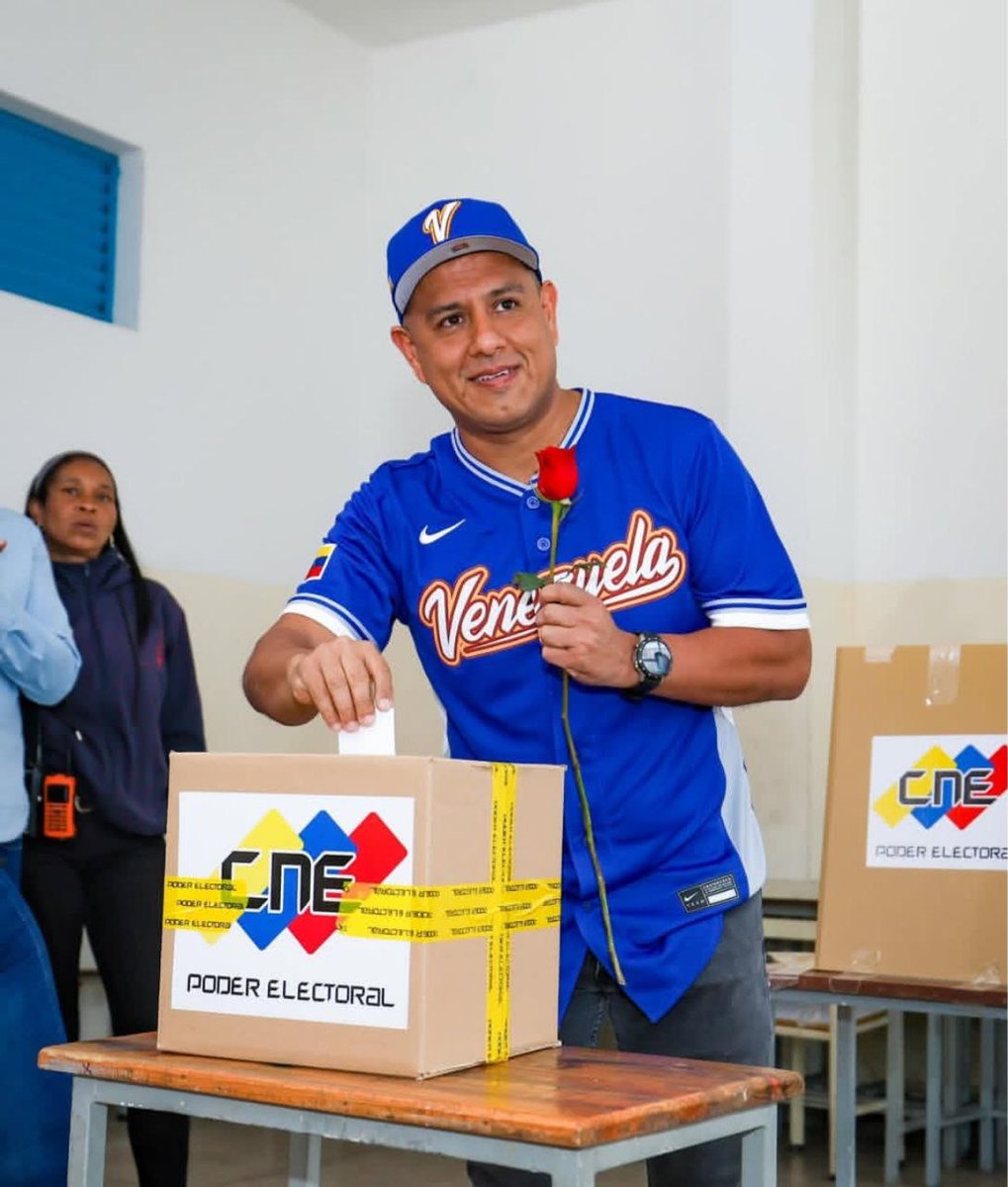 Cuatro F Web tweet media