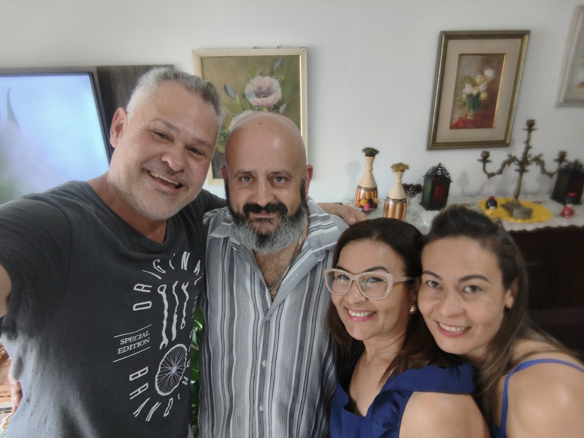 rogeriocutri's tweet photo. Amigos mais chegados que irmãos.. almoçando e comemorando meus 45 anos.. 🎂🎂🎊🎊🎉🎉 https://t.co/mhXi0MjFnh