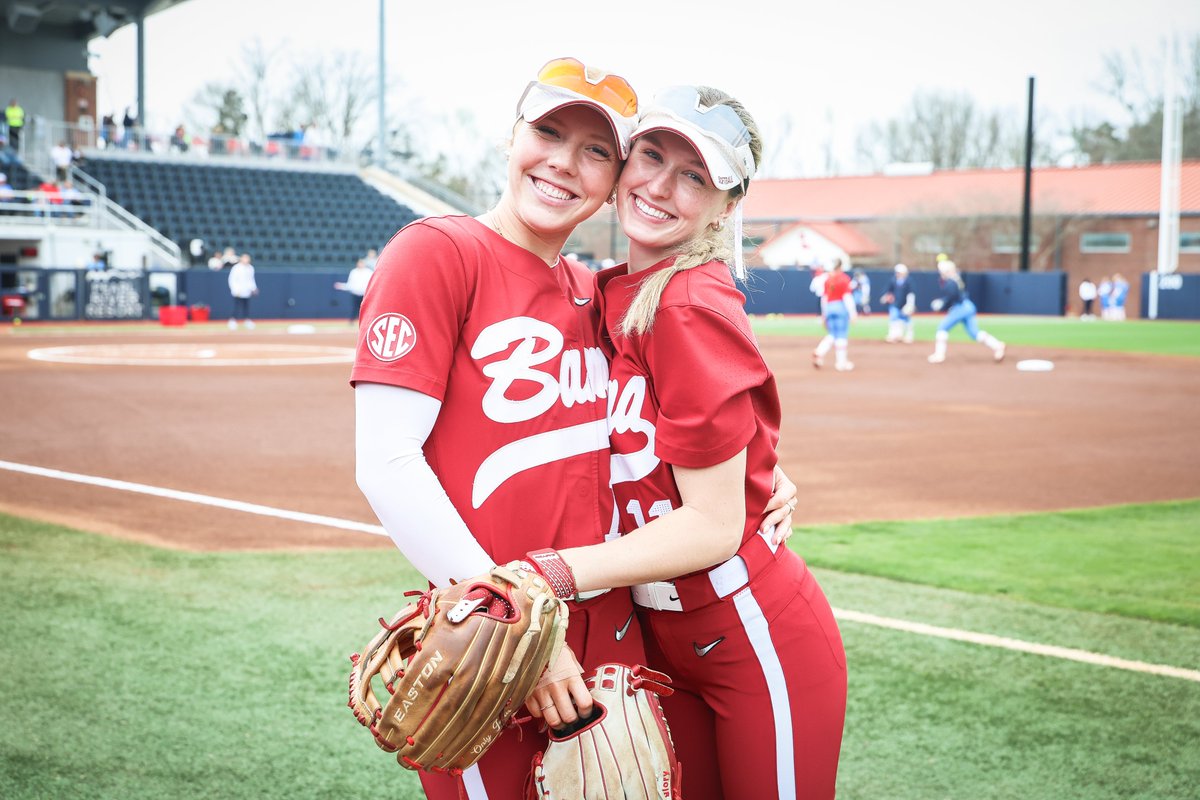 NCAASoftball's tweet photo. Sunday smiles 😄

#NCAASoftball x 📸 @AlabamaSB 

https://t.co/c4dV5nij01