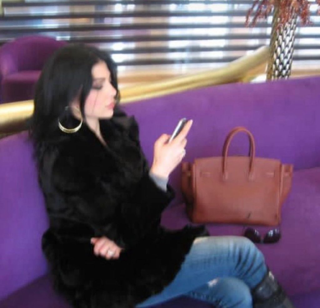 Mysterious Burgundy tweet media