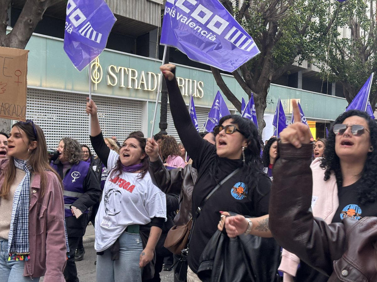 Sanitat_CCOOPV's tweet photo. 📢Hui ens manifestem en València pel #8M2026 per a afirmar el poder de les dones, els nostres avanços en drets, la nostra ferma determinació de continuar disputant l'espai públic i conquistant igualtat. #PoderQueConstrueix #FeminismeSindical https://t.co/lo5tjnaL8i