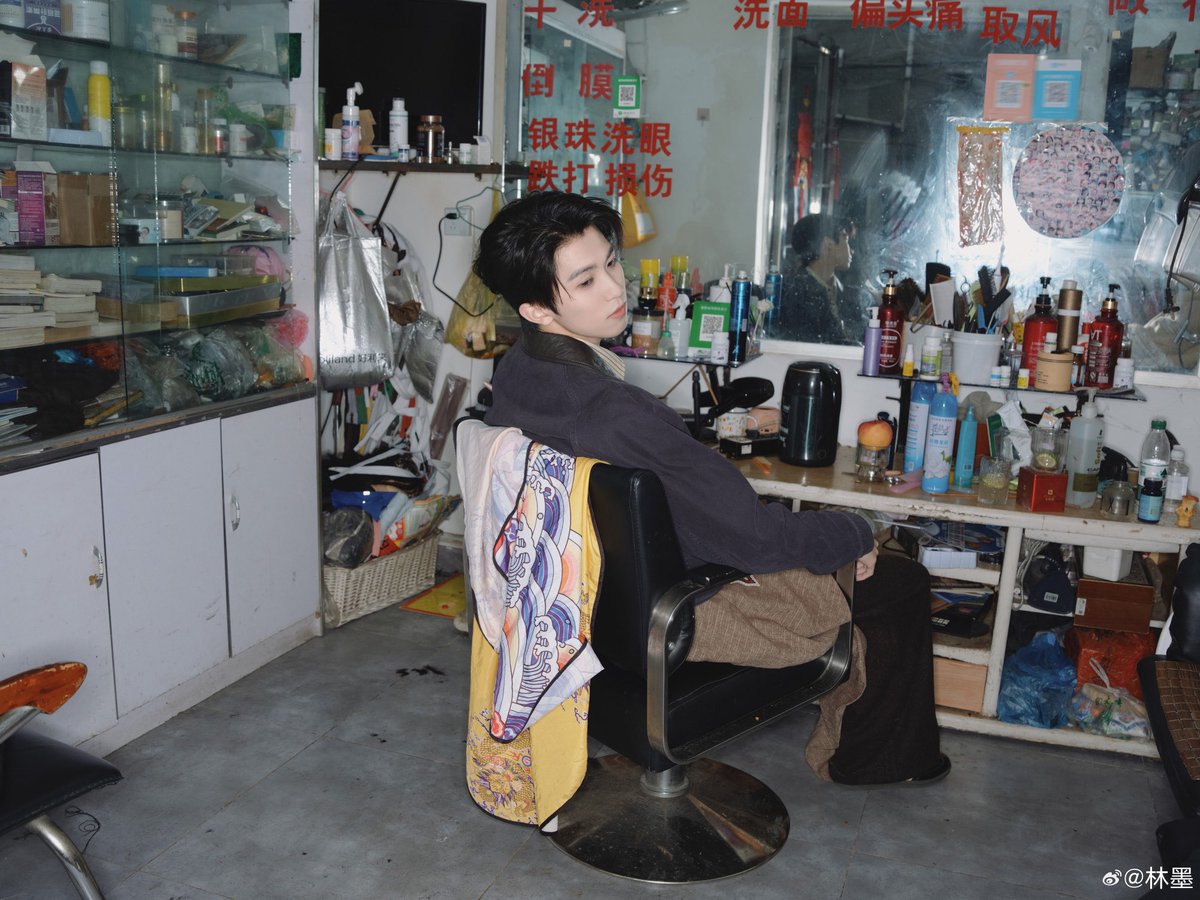Pimmie_hothead's tweet photo. เอาจริงช่างภาพดาราที่ตัวเองติ่ง ชอบช่างภาพของหลินโม่สุดแล้ว คืออาร์ตมาก ตีแตกทุกโจทย์ แล้วจัดองค์ประกอบภาพเหมือนถ่ายภาพนิตยสาร มีลูกเล่น มีกราฟิก มีเรฟ คุมโทนภาพ ไม่น่าเบื่อ แล้วพี่โม่คาร์แรกเตอร์ชัดอยู่แล้ว ให้ถ่ายท่าอะไรก็เอาอยู่ เค้าเหมือนรับบทตามคอนเซป

#หลินโม่ #LinMo #林墨 https://t.co/SRSPC9cfXn