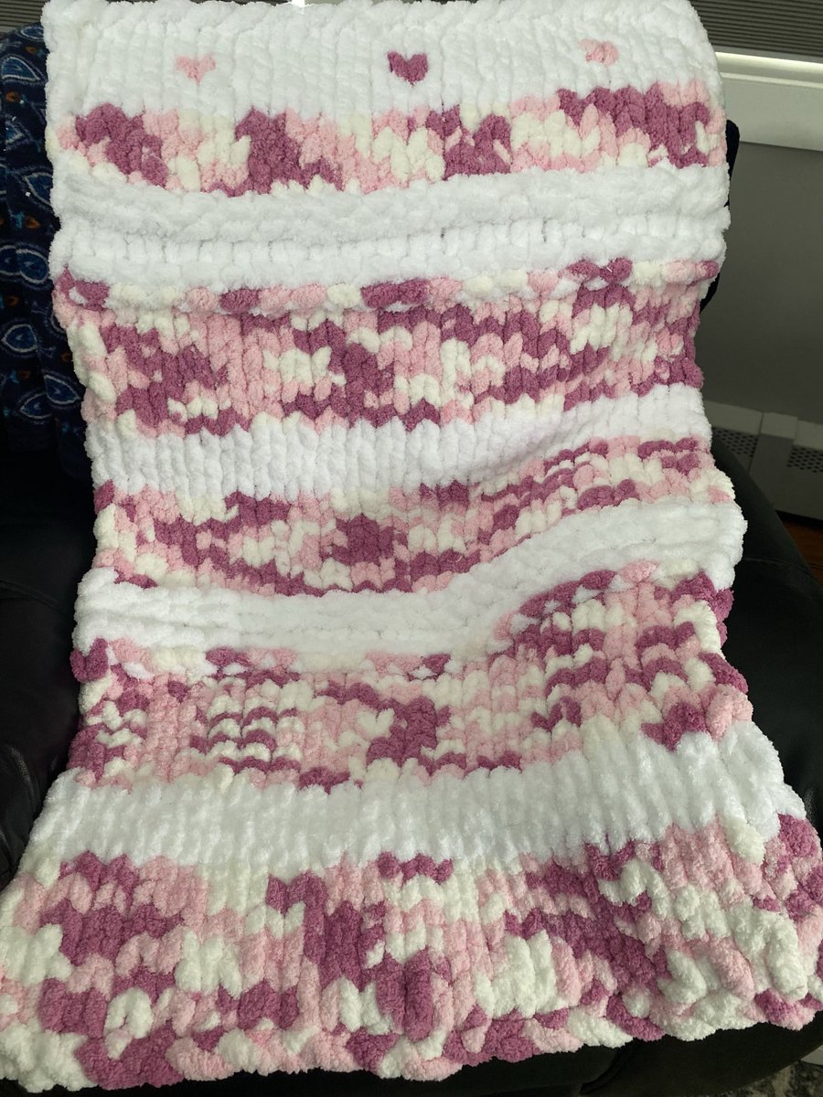 Dalton3252016's tweet photo. Okay, it’s done 🫣 First one made! Now on to the next one for granddaughter number 2.. learning as I go🩷🩷🩷
#ChunkyThrow #ChunkyYarn https://t.co/xDVTUzhzJ1