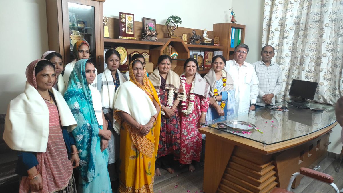 DimpleR26270438's tweet photo. राजस्थान प्रदेश कांग्रेस कमेटी के महासचिव भूराराम जी सीरवी के कार्यालय पर उनके परिवार द्वारा मान सम्मान दिया गया ।
     साथ में राजस्थान प्रदेश कांग्रेस कमेटी के महासचिव श्रवण जी पटेल , पूर्व महिला प्रदेश महासचिव नीलम बिड़ला, साथ मौजूद रहे 
#indiannationalcongressrajasthan https://t.co/qzkvA634MF