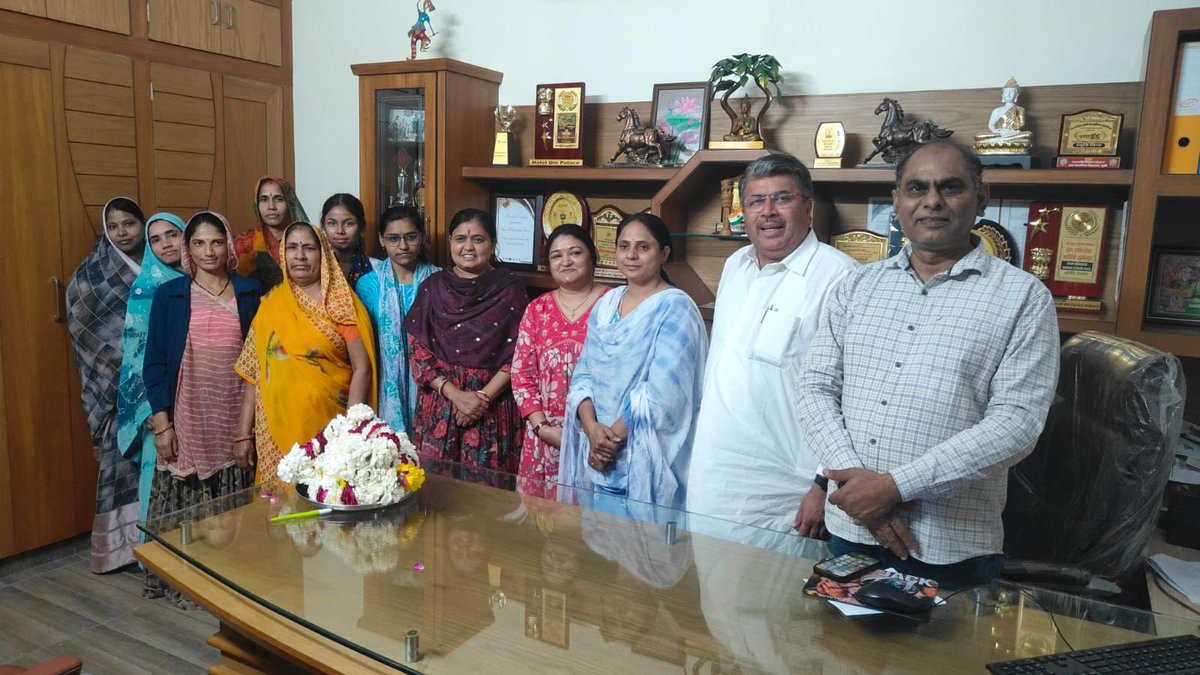 राजस्थान प्रदेश कांग्रेस कमेटी के महासचिव भूराराम जी सीरवी के कार्यालय पर उनके परिवार द्वारा मान सम्मान दिया गया ।
     साथ में राजस्थान प्रदेश कांग्रेस कमेटी के महासचिव श्रवण जी पटेल , पूर्व महिला प्रदेश महासचिव नीलम बिड़ला, साथ मौजूद रहे 
#indiannationalcongressrajasthan