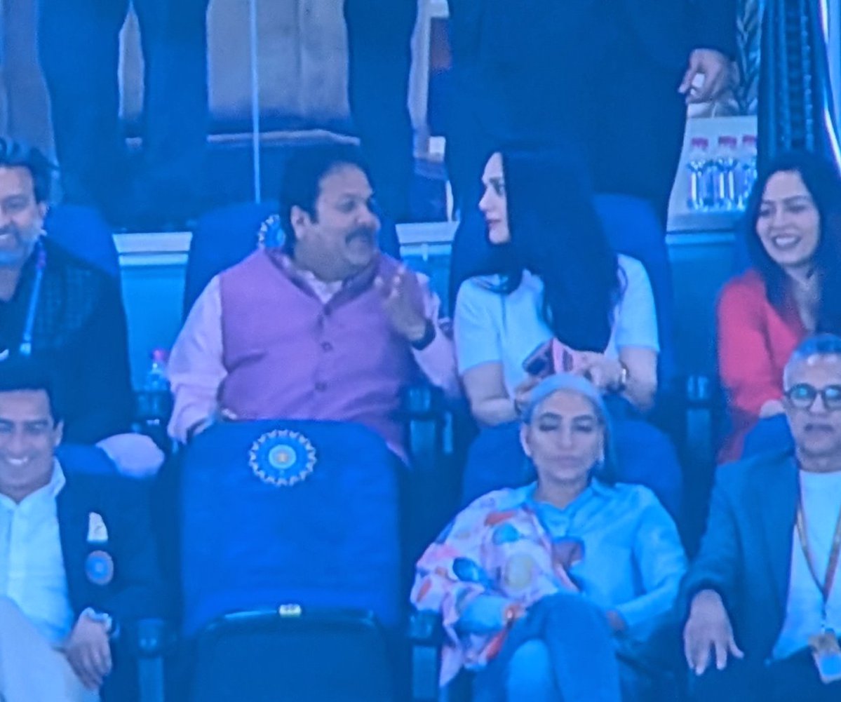 Zinta ~ Aap Kab Aaye ?

Rajiv Shukla ~ Sabse Pehle Main Hi Aya...