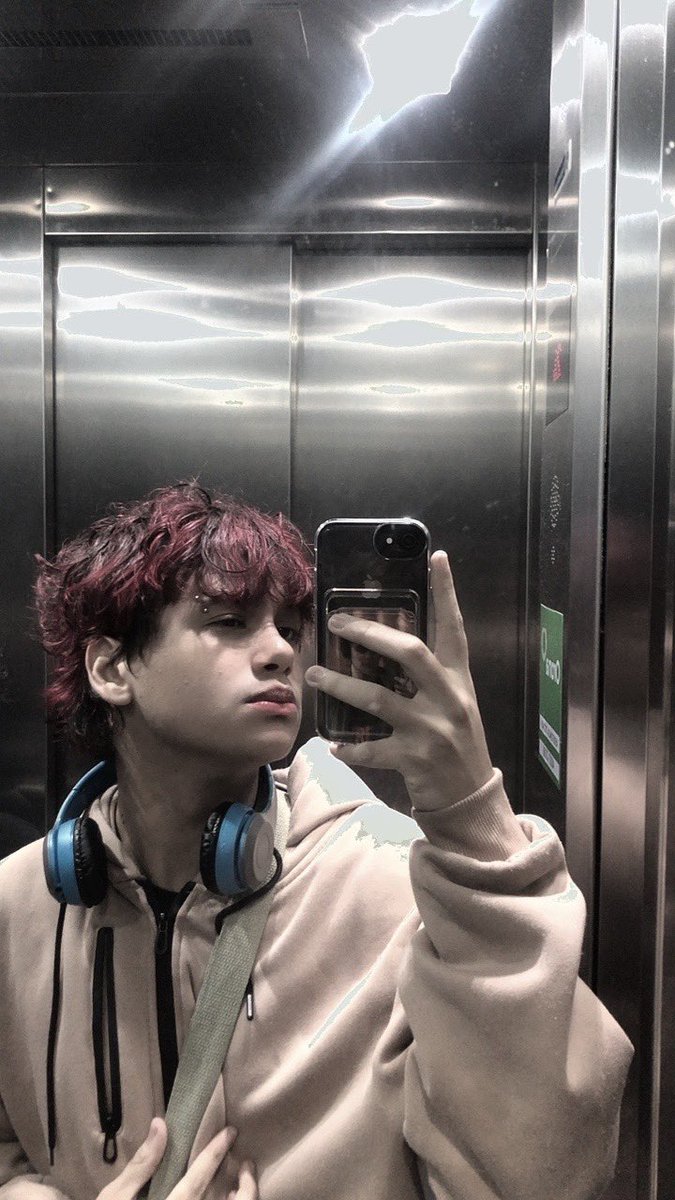T0rivy's tweet photo. Com essa carinha de neném, nem parece que vou fazer 18 mês que vem. https://t.co/1ySD9rL97o