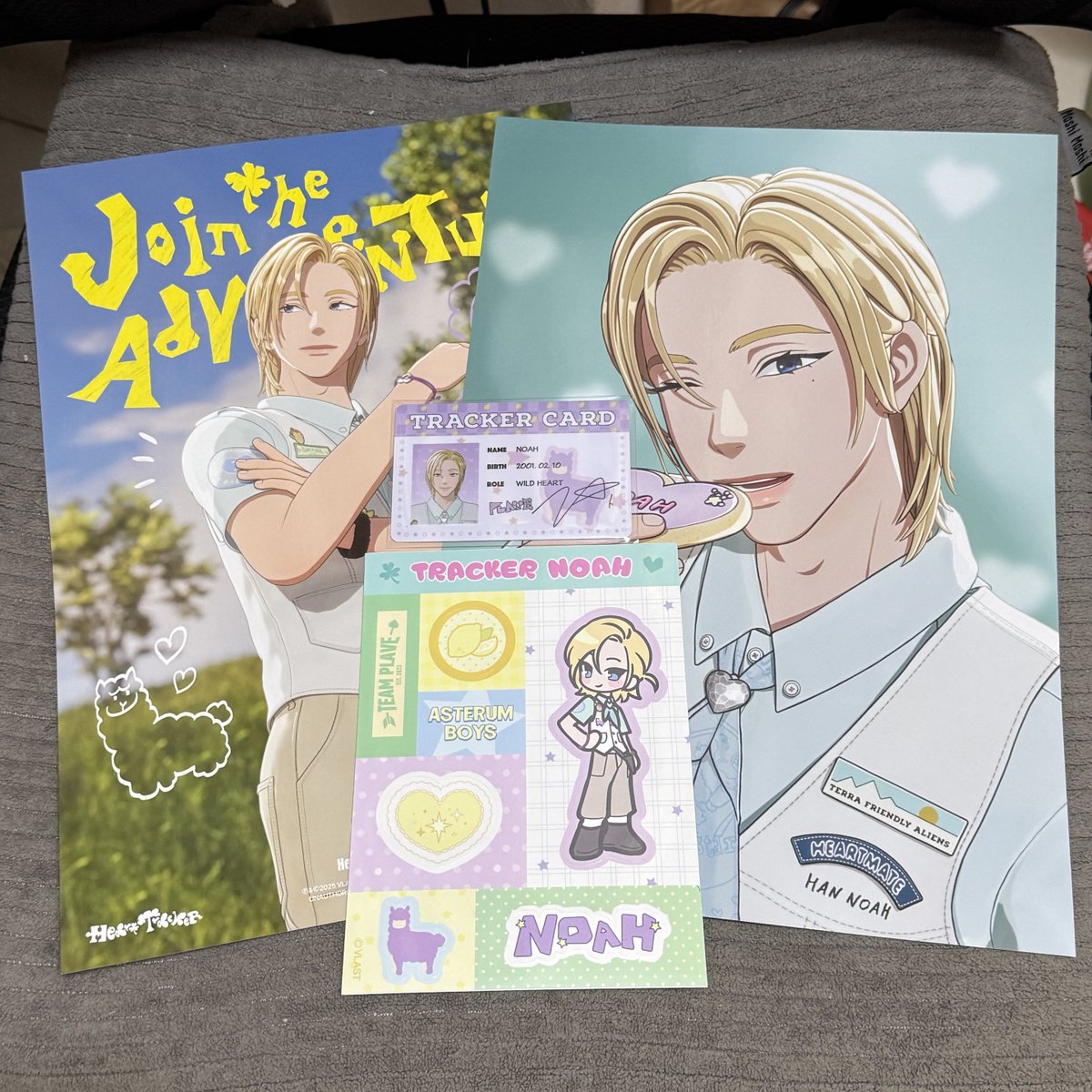 KaLuaRz's tweet photo. Plave SSGT 2026 
ขายเป็นเซ็ทต่อ 1 เมม 💙💜💗❤️

ในเซ็ทมี โปสเตอร์ a4 2 ใบ + sticker a6 + id card 

เมมละ 150 บาทรวมส่ง ems ทุกพื้นที่ 

สนใจ DM คับ 🙇🏻

#ตลาดนัดplave https://t.co/r27LZqBBjI