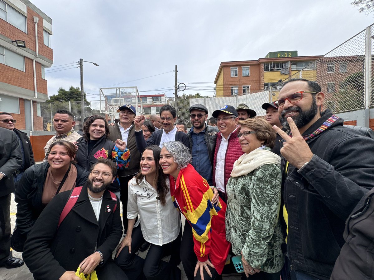 BecerraGabo's tweet photo. Acompañamos a @IvanCepedaCast , nuestro senador y candidato presidencial, en #Techotiva, a ejercer su derecho al voto.
Hoy el pueblo decide en las urnas. Con una gran victoria del @PactoCol al Congreso, abrimos el camino para que Iván Cepeda gane la Presidencia en primera vuelta.
¡Que nadie se quede sin votar!
#LaVictoriaDelPacto