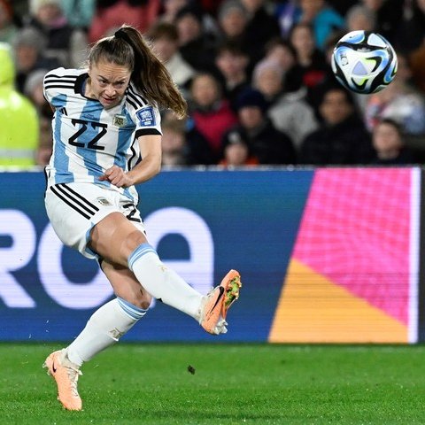EL AVANCE IMPARABLE DEL FÚTBOL FEMENINO: YA JUEGA 1 DE CADA 4 MUJERES

El fútbol femenino dejó de ser una práctica marginal y se consolidó como un fenómeno deportivo y social en la Argentina. Según un estudio reciente, una de cada cuatro mujeres jugó al fútbol al menos una vez en