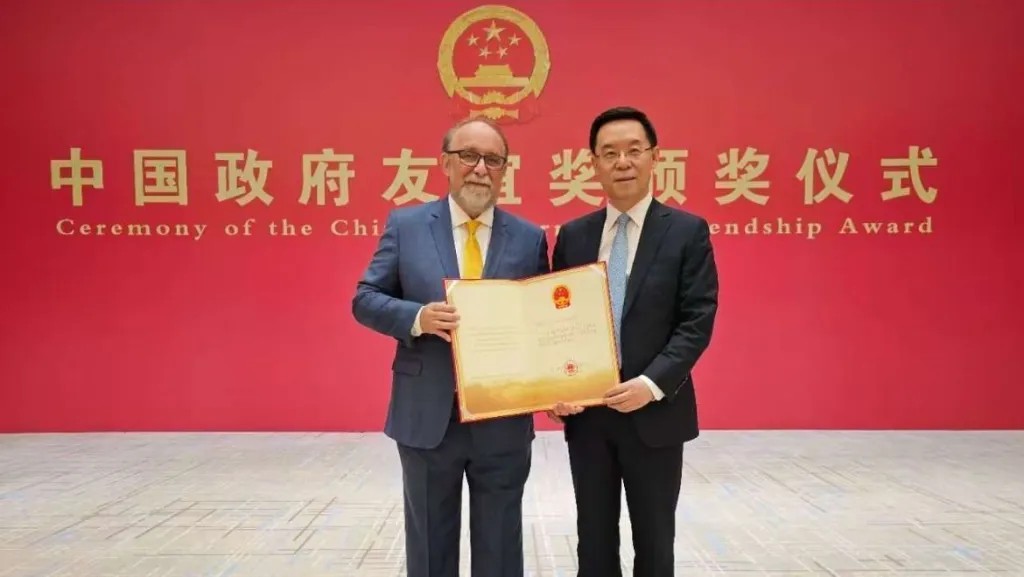IsisMaia's tweet photo. A China acaba de classificar interfaces cérebro-máquina como tecnologia estratégica no novo Plano Quinquenal, com a contribuição do brasileiro Miguel Nicolelis. Mas isso não surgiu agora. É resultado de uma trajetória de planejamento científico estatal construída há anos. 🧵 🇨🇳 https://t.co/2U3UviJkE1