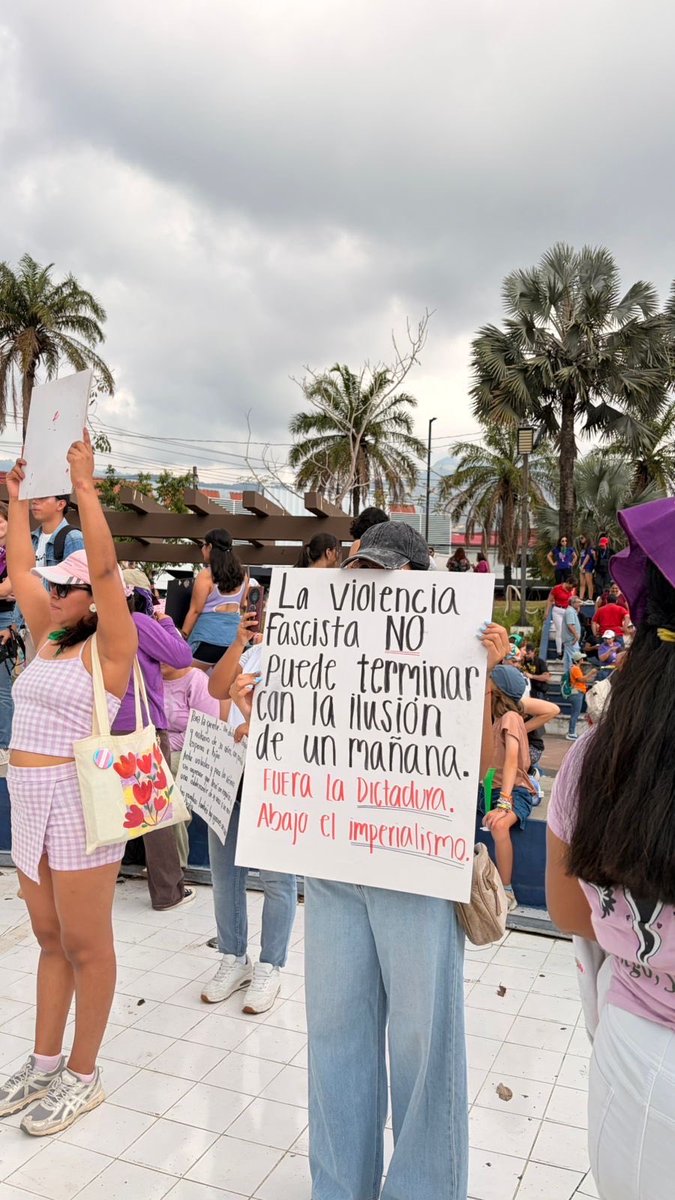 VozPublicaVP's tweet photo. Hoy se celebró en El Salvador la marcha conmemorativa del #8M, Día Internacional de la Mujer, que salió de El Salvador del Mundo hasta las Fuentes Beethoven en la Colonia Escalón. Se registra una afluencia más baja que en otros años y presencia policial y militar. 

📸 Kattya Merlos