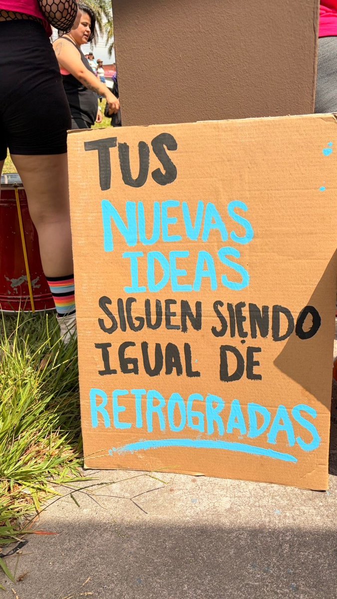 VozPublicaVP's tweet photo. Hoy se celebró en El Salvador la marcha conmemorativa del #8M, Día Internacional de la Mujer, que salió de El Salvador del Mundo hasta las Fuentes Beethoven en la Colonia Escalón. Se registra una afluencia más baja que en otros años y presencia policial y militar. 

📸 Kattya Merlos