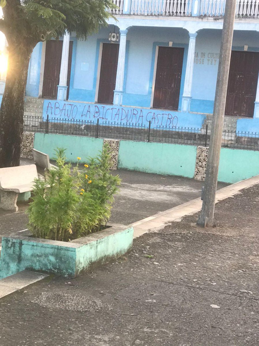 MAS CARTELES CONTRA LA DICTADURA. Todos son de esta madrugada. Tomen las estaciones de policía, radios locales y el poder popular