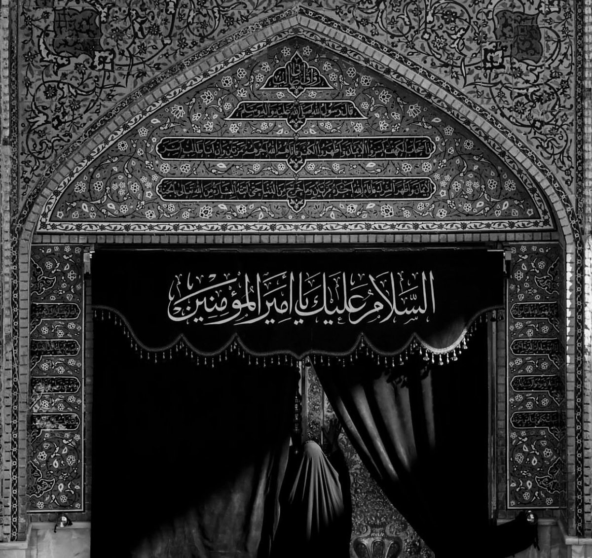 إِلٰهي أيخيبُ رَجائِي وَأنا أَسألُكَ بِعَليِّ.
