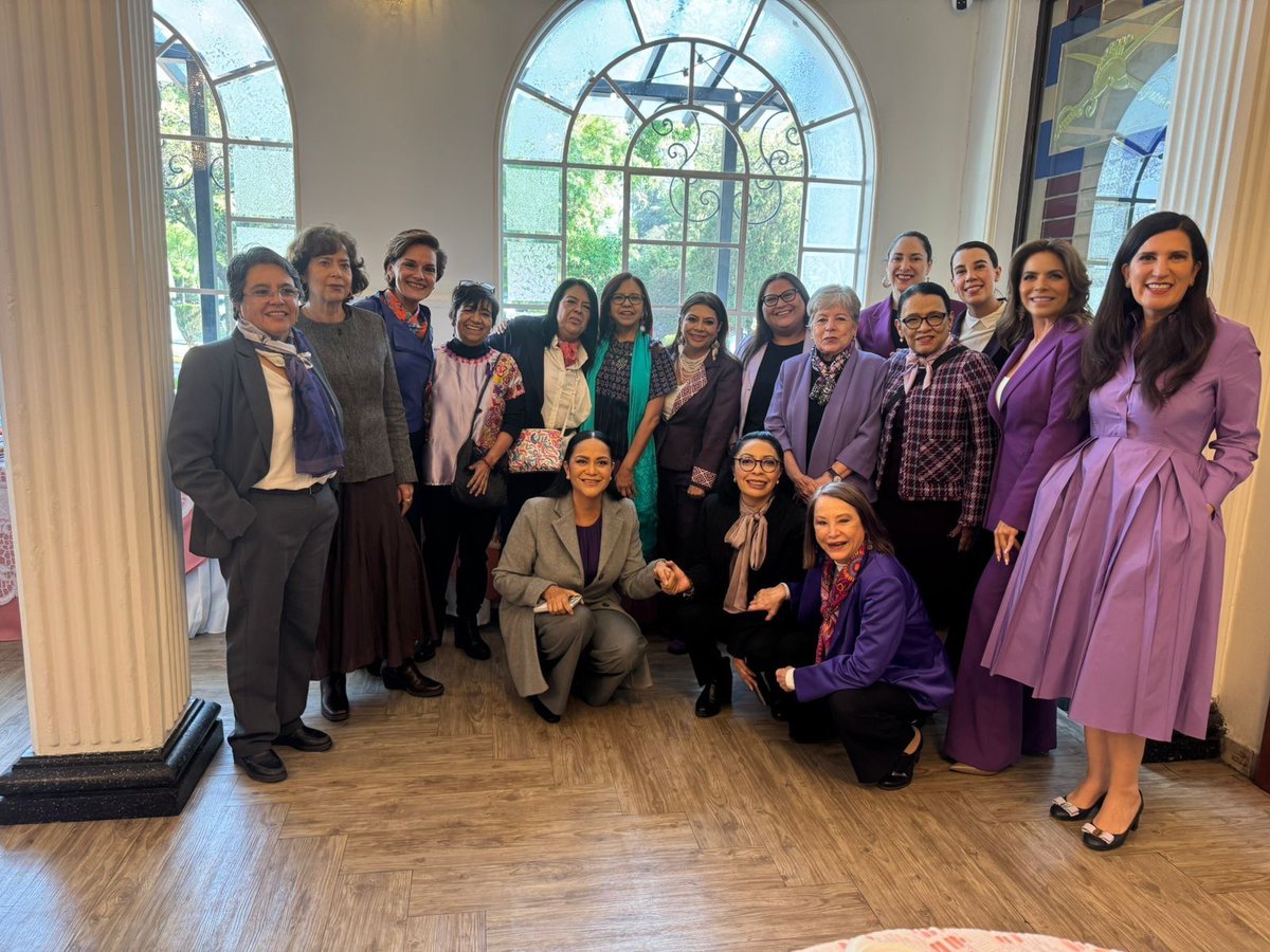 #LoteríaNacional presente con la Presidenta <a href="/Claudiashein/">Claudia Sheinbaum Pardo</a> en el evento con motivo del #DiaInternacionalDeLaMujer 
<a href="/lotenal/">Lotería Nacional</a> #8M
