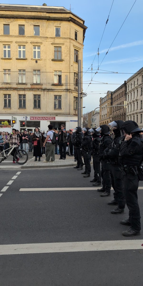 BjrnHfer's tweet photo. Polizei Kesselt den Internationalen Block. Wir bleiben in voller Solidarität stehen. #le0803 https://t.co/A8UGqDxWVo