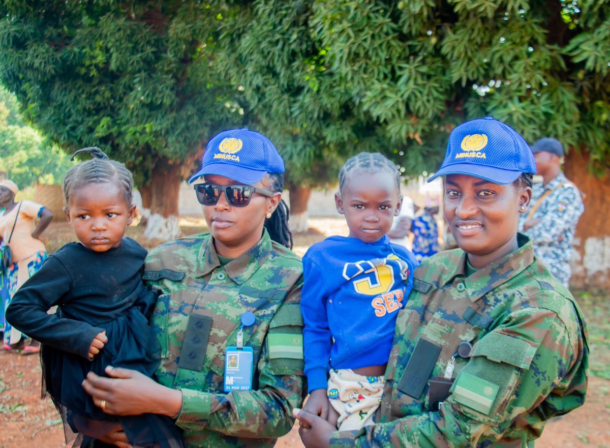 RwandaMoD's tweet photo. Ingabo z’u Rwanda ziri mu butumwa bw' amahoro (RWABGVIII) zikorera muri MINUSCA, i Bria muri Repubulika ya Santarafurika, uyu munsi zifatanyije n’izindi ngabo zo mu bindi bihugu ziri mu butumwa bw’amahoro hamwe n’abaturage bo mu Mujyi wa Bria kwizihiza Umunsi Mpuzamahanga w’Abagore wa 2026.

Superefe mu Ntara ya Haute Kotto, Brahim Abdoulaye waje ahagarariye Guverineri yatanze ubutumwa bwibanze ku gufata ingamba zifatika zo guteza imbere uburenganzira bw’abagore, harimo kubafasha kubona serivisi z’ingenzi no kugera ku butabera.

 Kwitabira kw' Ingabo z' u Rwanda ziri mu butumwa bw' amahoro muri uyu munsi bigaragaza ubushake  bwo guteza imbere amahoro arambye no kurinda abasivili ihohoterwa iryo ariryo ryose.