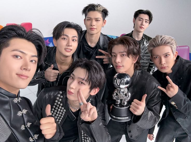 jaysfilter's tweet photo. best ot7 selcas of the sin vanish era https://t.co/egMLuPcoez