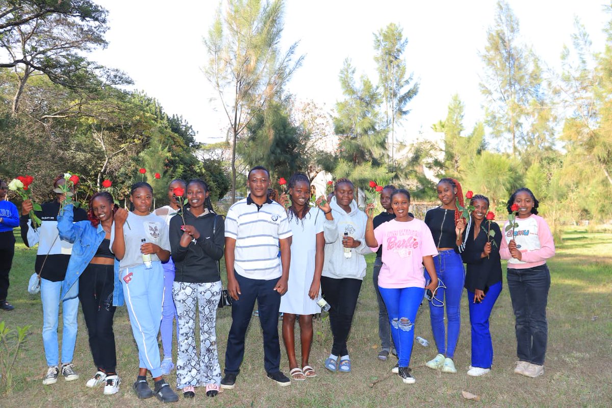 one4mutuma's tweet photo. Celebrating our Women🥳 on This day.
A rose for a smile.
Thankyou for the Memories.Proud working for you.

#InternationalWomensDay #Kenyattauni https://t.co/jyxZYb6lYW