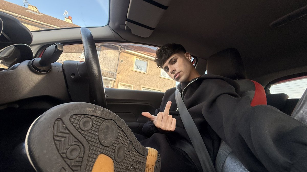 down at my feet and clean these soles, I know how badly you want to, get those tributes flowing in today, because i deserve it of course 🤴🏻💰