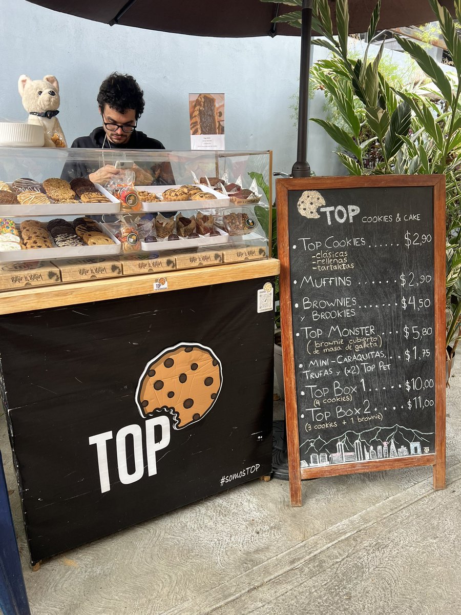 gabyarocha's tweet photo. Había ido a @Carupanadas_ , pero nunca un fin de semana. 
Fui hoy. Este lugar exitosísimo creado por Bernardette Jiménez y Ma Fernanda García, vende empanadas divinas y viernes, sábado y domingo hay “sancochitos” -y en la entrada están las galletas de Top cookies &amp; cakes.

Todo🔝 https://t.co/HrPZzDULGE