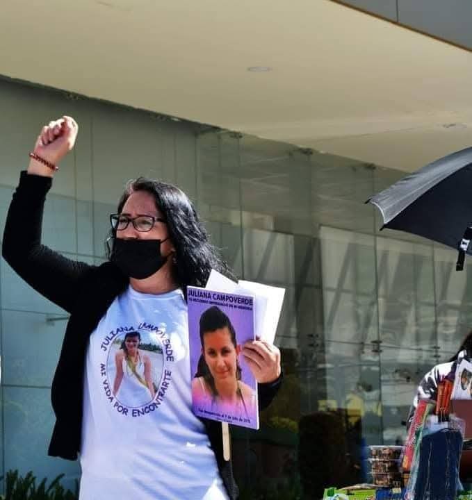 ■8M <>Ninguna mujer debería ser desaparecida y ninguna madre debería pasar años buscando a su hija .
El Estado debe garantizar que ninguna mujer desaparezca y que cuando a una la desaparezcan debe buscarla de verdad.
#DóndeEstáJuliana 
#DevuelvannosAJuliana 
#JusticiaParaJuliana