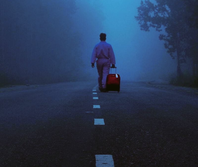 -¿Por qué no bebes de la botella que tienes en el bolsillo? -preguntó el vampiro-. Te dará calor.