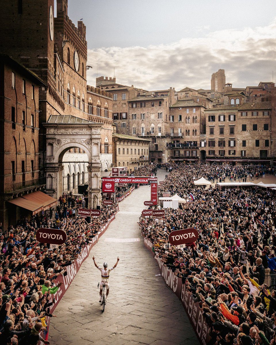 I seriously cannot find a single balcony shot from Strade Bianche… 🫣

Grubers wrote that when they arrived it was already full, but full with who? 🥲