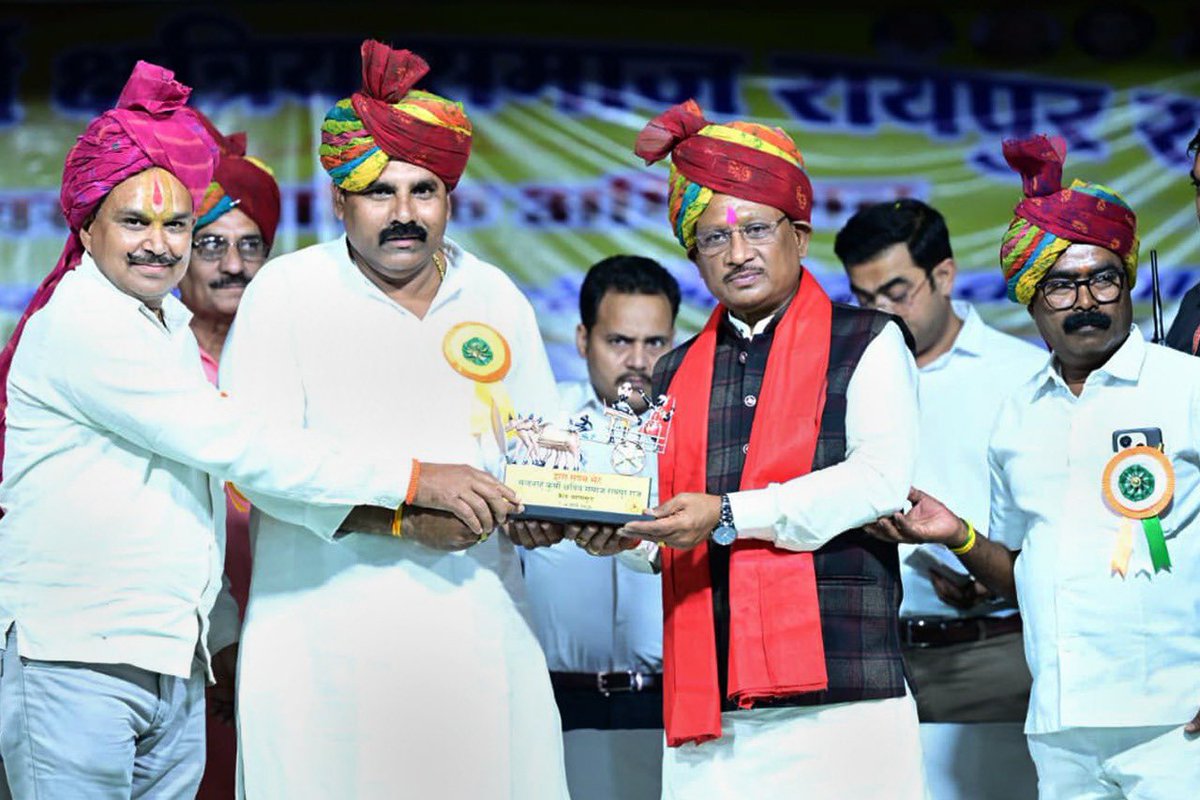 मुख्यमंत्री श्री विष्णुदेव साय आज रायपुर जिले के पारागांव में आयोजित  चन्द्रनाहू कुर्मी क्षत्रिय समाज के दो दिवसीय वार्षिक अधिवेशन में ...