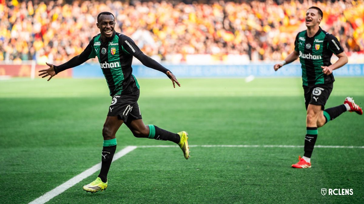 RCLens's tweet photo. Saoudi-𝙪𝙣 en @Ligue1 ⚽️

D'une volée maîtrisée, Saud Abdulhamid a inscrit son premier but dans l'élite. 💪

#FiersDEtreLensois #RCLFCM https://t.co/2HrmQixHDg
