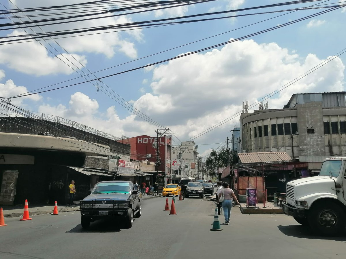 DiarioCoLatino's tweet photo. #Desalojos || Vendedores de locales de la plaza 14 de julio en el Centro de San Salvador y alrededores desmantelan sus puestos luego de que la alcaldía ordenara los desalojos. https://t.co/W1NaNHVRJR