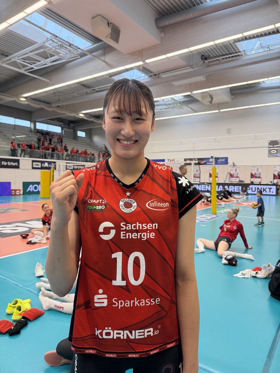 fujitv_volley1's tweet photo. ドイツ🇩🇪ブンデスリーガに挑戦中の #秋本美空 選手🏐
今日は第2セットから途中出場で4得点🔥
最後は秋本選手のサービスエースでストレート勝利👍
ドイツリーグはまだまだ試合が続きます❕
日本からも応援しましょう📣
ドレスナーSC 3-0 SWエアフルト
(25-15, 25-12, 25-15)
#DresdnerSC #MikuAkimoto https://t.co/NDPWBKKn11