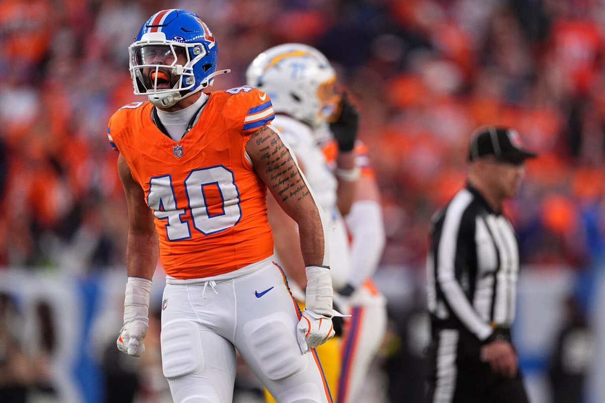 MikeGarafolo's tweet photo. #Broncos LB Justin Strnad’s deal to remain in Denver, with the agreement first reported by @JamesPalmerTV: three years, $19.5 million max with $10 million fully guaranteed at signing, per his agents at @LIFTSPORTSMNGMT. https://t.co/DRFIDE9OoH
