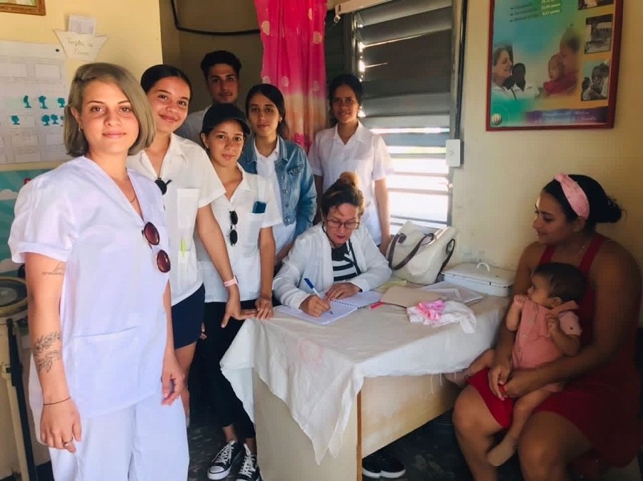 MINSAPCuba's tweet photo. 🌹♀️✊| ​Dulzura y firmeza: la esencia de la mujer cubana.

🩺 ​🇨🇺En tiempos retadores, desde el sector de la salud, ellas tejen historias de amor y esperanzas que salvan vidas, y enaltecen nuestra medicina.
❤️ A todas las #MujeresEnRevolución: ¡Felicidades🎊!

#CubaPorLaVida https://t.co/U28iXobpi6