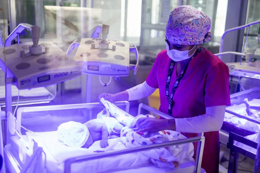MINSAPCuba's tweet photo. 🌹♀️✊| ​Dulzura y firmeza: la esencia de la mujer cubana.

🩺 ​🇨🇺En tiempos retadores, desde el sector de la salud, ellas tejen historias de amor y esperanzas que salvan vidas, y enaltecen nuestra medicina.
❤️ A todas las #MujeresEnRevolución: ¡Felicidades🎊!

#CubaPorLaVida https://t.co/U28iXobpi6