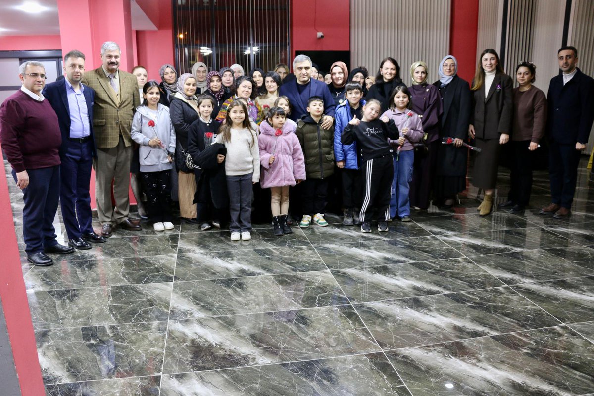 merzifonkymkmlk's tweet photo. Merzifon Kaymakamlığı SYDV Aile Destek Merkezimizce düzenlenen iftar programına kadın kursiyerler ve aileleriyle bir araya gelindi.

Programa Kaymakamımız Ahmet KARAASLAN ve eşi Tülin KARAASLAN katılarak kadın kursiyerlerin 8 Mart Dünya Kadınlar Günü’nü kutladı https://t.co/9dCkXw03sw